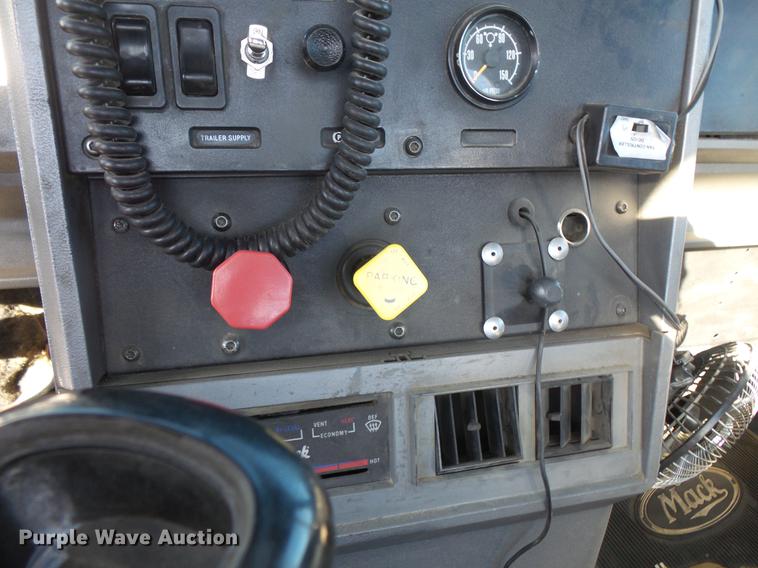 image for item DB8084 2000 Mack CH613 semi truck