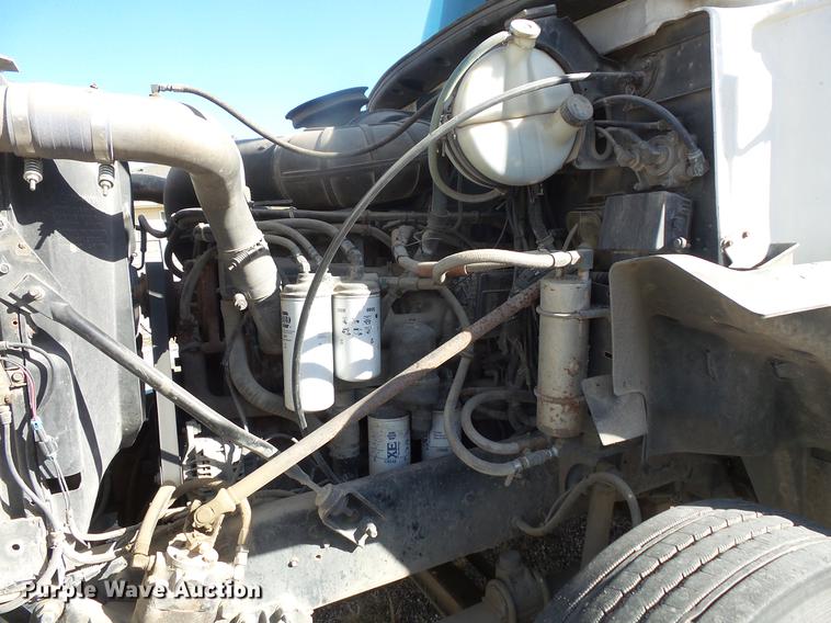 image for item DB8084 2000 Mack CH613 semi truck