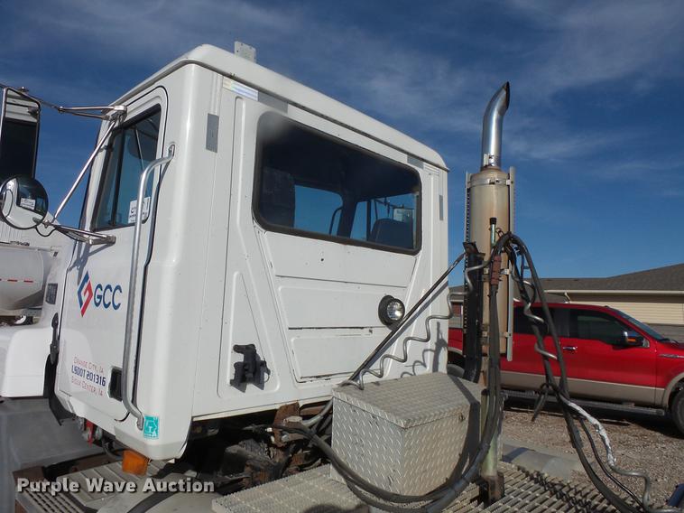 image for item DB8084 2000 Mack CH613 semi truck