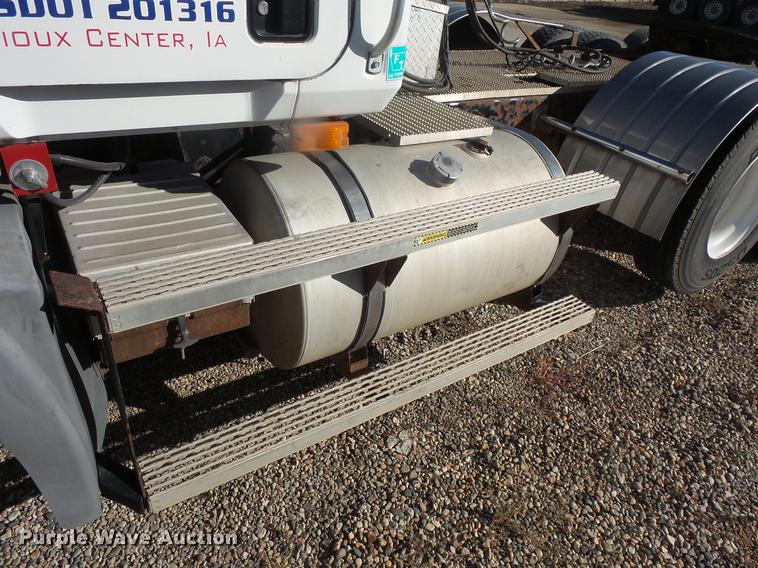 image for item DB8084 2000 Mack CH613 semi truck