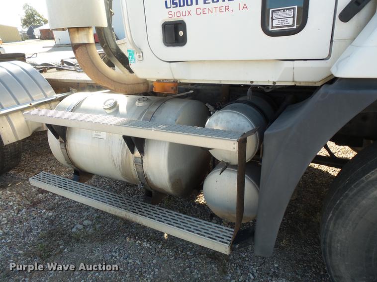 image for item DB8084 2000 Mack CH613 semi truck