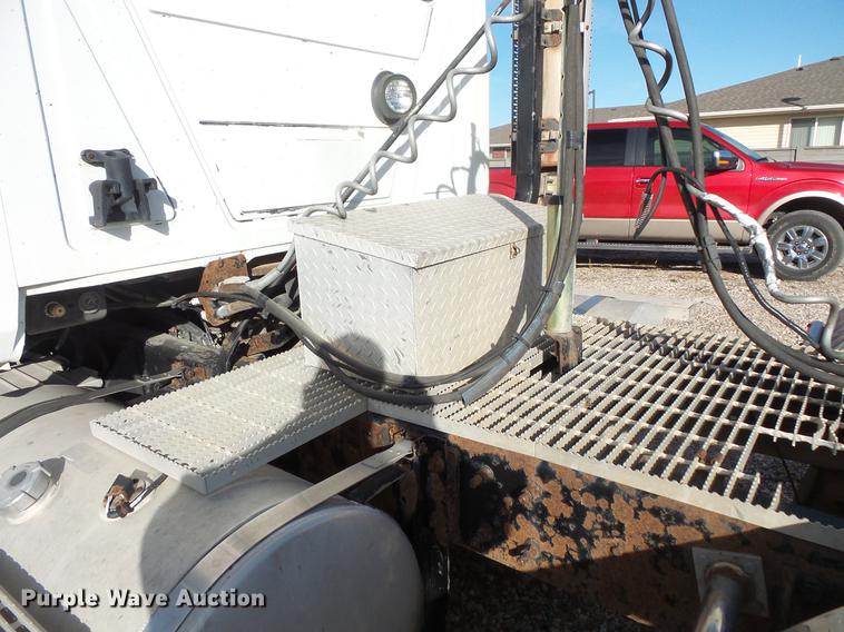 image for item DB8084 2000 Mack CH613 semi truck