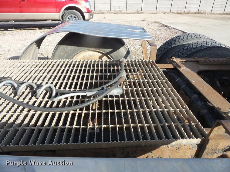 image for item DB8084 2000 Mack CH613 semi truck