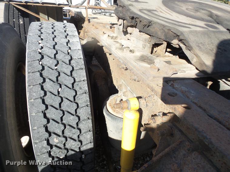 image for item DB8084 2000 Mack CH613 semi truck