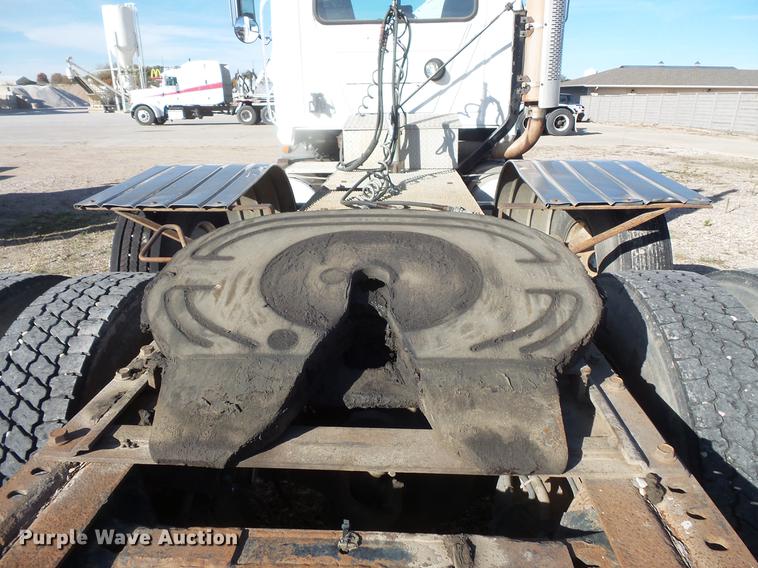 image for item DB8084 2000 Mack CH613 semi truck