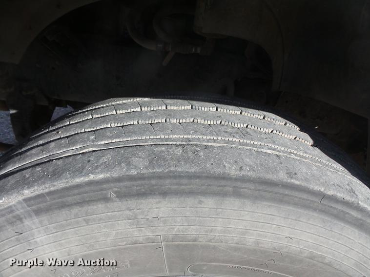 image for item DB8084 2000 Mack CH613 semi truck