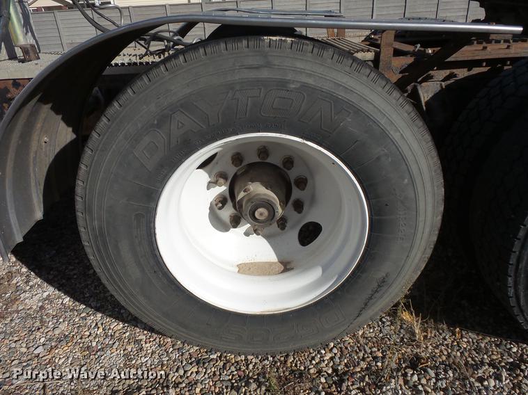 image for item DB8084 2000 Mack CH613 semi truck