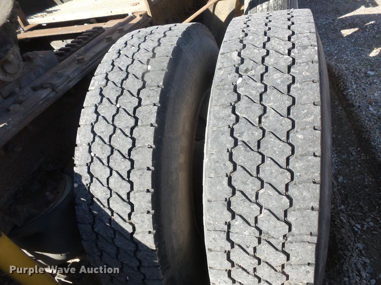 image for item DB8084 2000 Mack CH613 semi truck