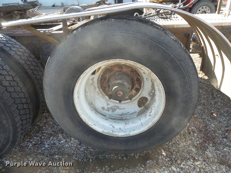 image for item DB8084 2000 Mack CH613 semi truck