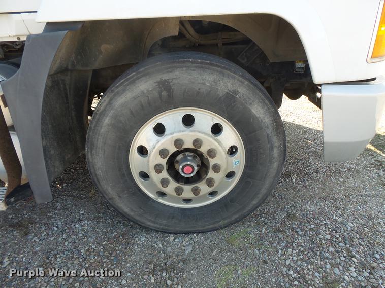 image for item DB8084 2000 Mack CH613 semi truck