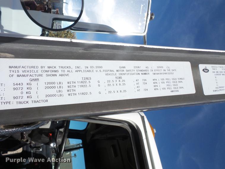 image for item DB8084 2000 Mack CH613 semi truck