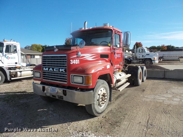 image for item DB8085 2001 Mack CH613 semi truck
