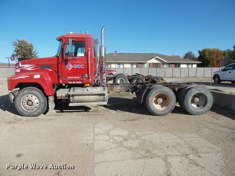 image for item DB8085 2001 Mack CH613 semi truck