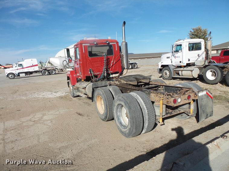 image for item DB8085 2001 Mack CH613 semi truck