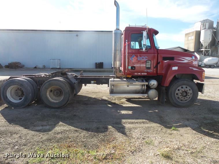 image for item DB8085 2001 Mack CH613 semi truck
