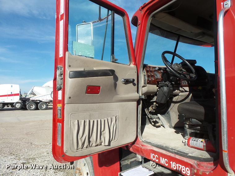 image for item DB8085 2001 Mack CH613 semi truck