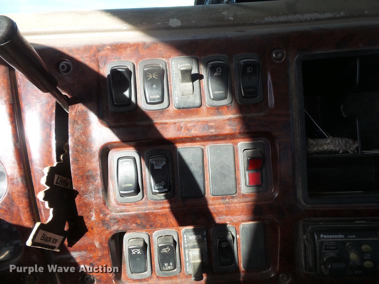 image for item DB8085 2001 Mack CH613 semi truck