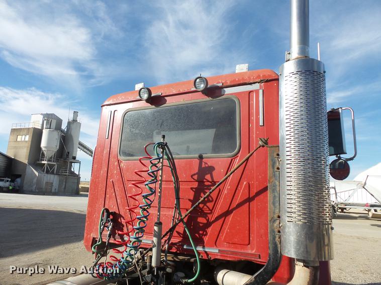 image for item DB8085 2001 Mack CH613 semi truck