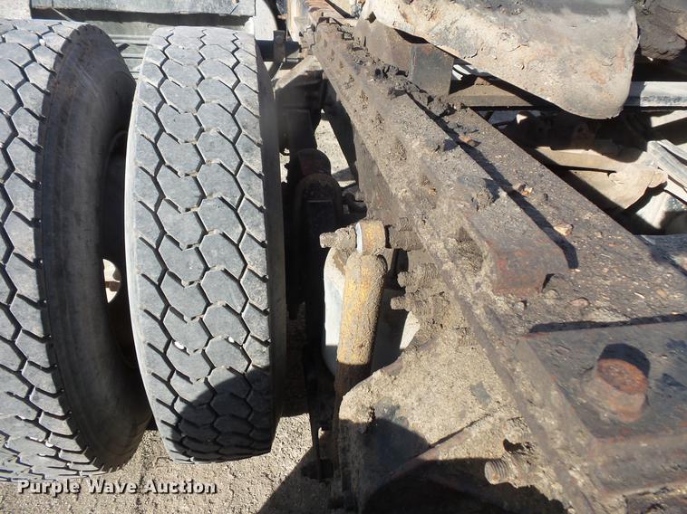 image for item DB8085 2001 Mack CH613 semi truck