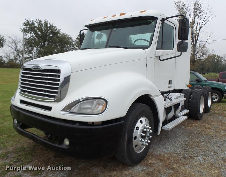 image for item DB9942 2003 Freightliner Columbia semi truck