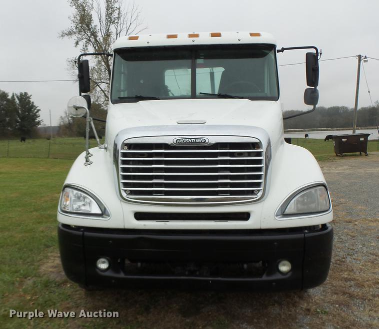 image for item DB9942 2003 Freightliner Columbia semi truck
