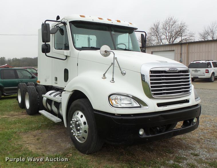 image for item DB9942 2003 Freightliner Columbia semi truck