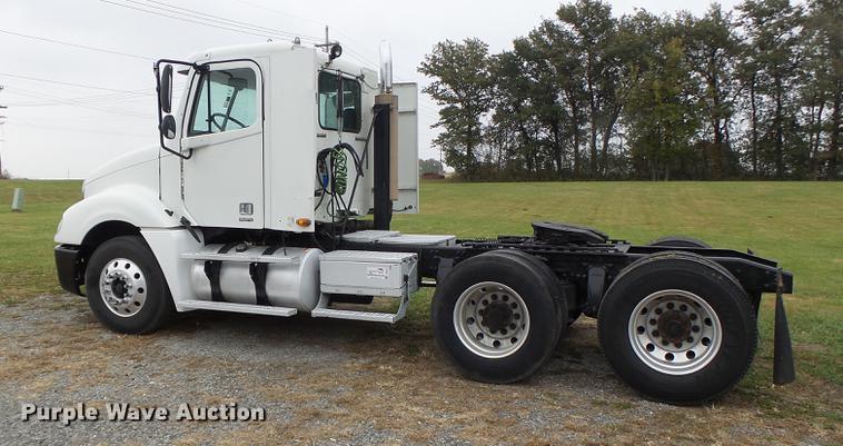 image for item DB9942 2003 Freightliner Columbia semi truck