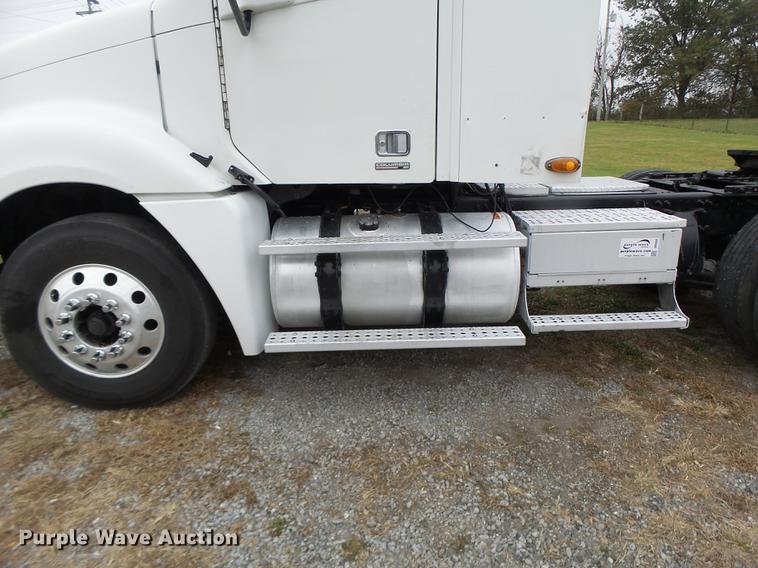 image for item DB9942 2003 Freightliner Columbia semi truck
