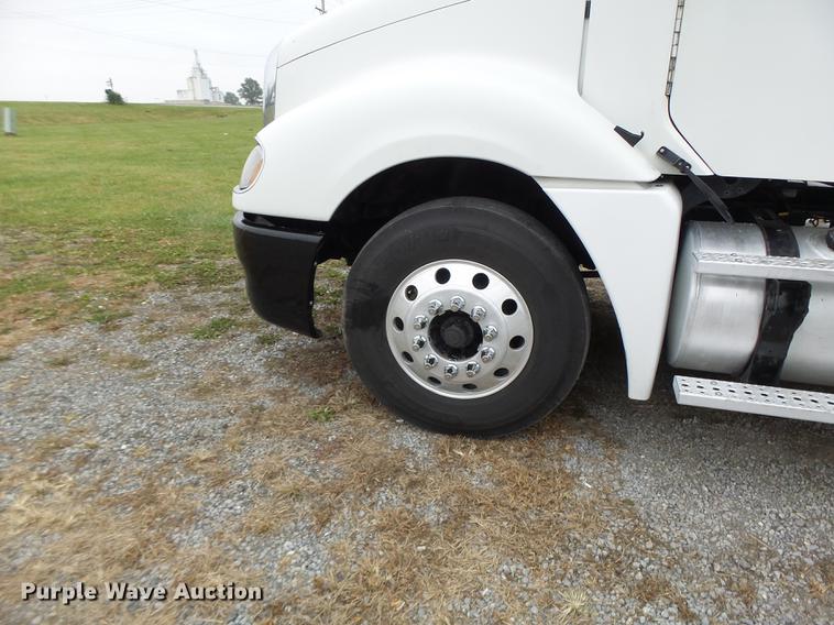 image for item DB9942 2003 Freightliner Columbia semi truck