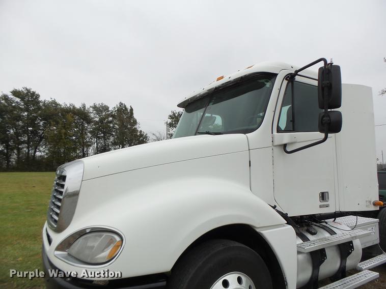 image for item DB9942 2003 Freightliner Columbia semi truck
