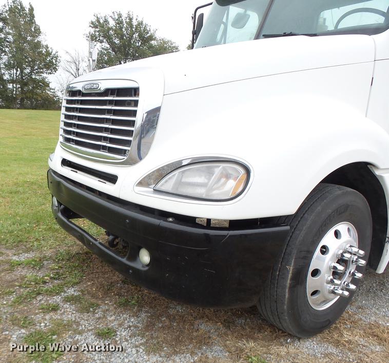 image for item DB9942 2003 Freightliner Columbia semi truck