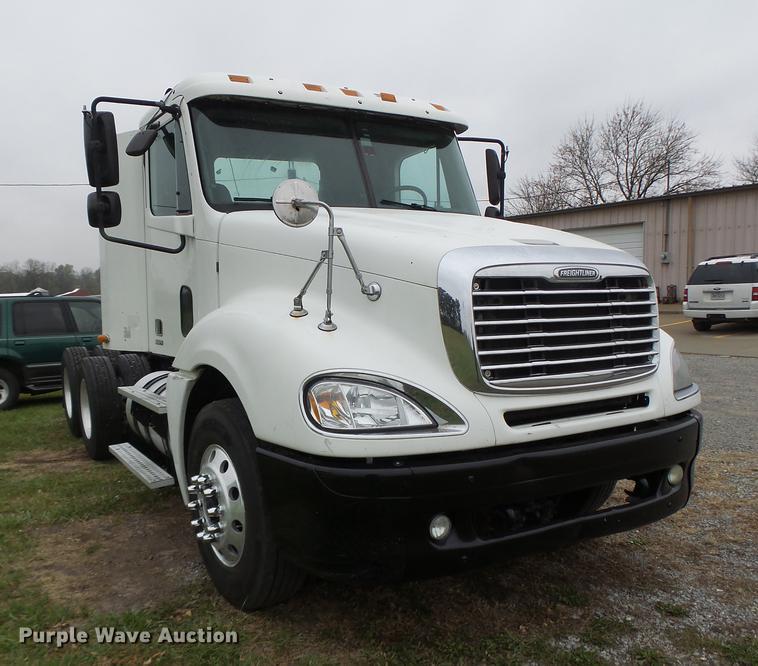 image for item DB9942 2003 Freightliner Columbia semi truck