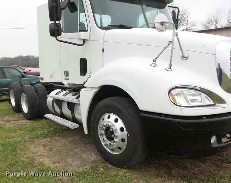 image for item DB9942 2003 Freightliner Columbia semi truck