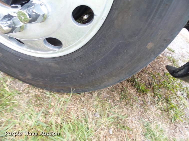 image for item DB9942 2003 Freightliner Columbia semi truck