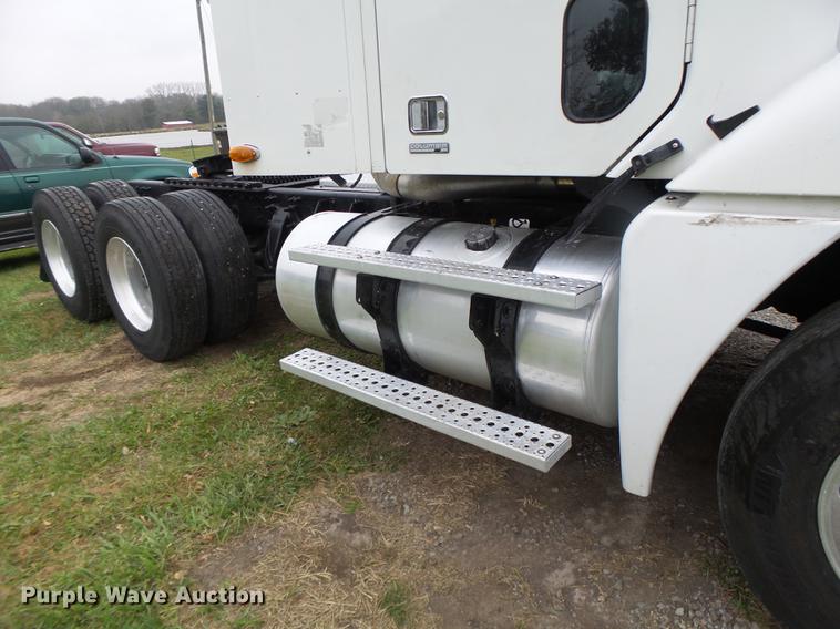 image for item DB9942 2003 Freightliner Columbia semi truck