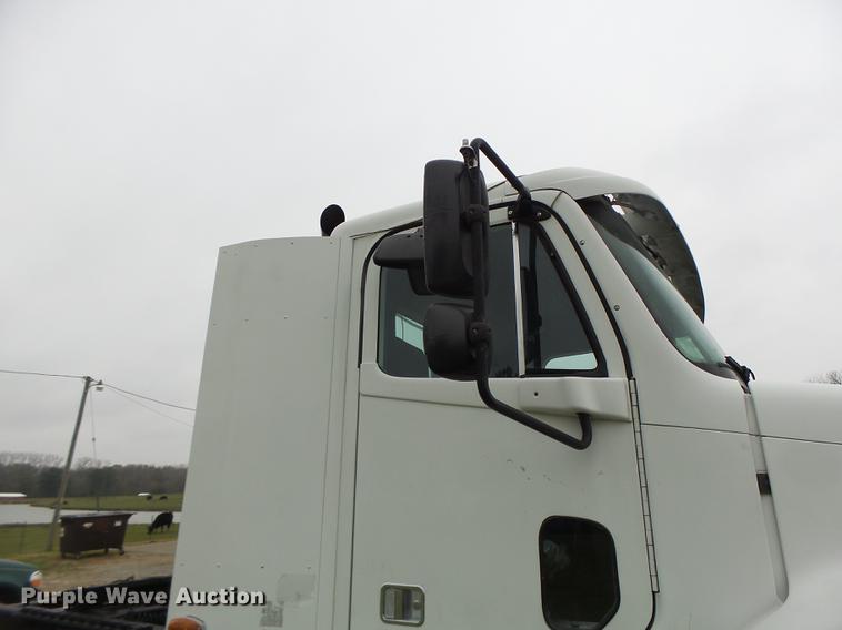 image for item DB9942 2003 Freightliner Columbia semi truck