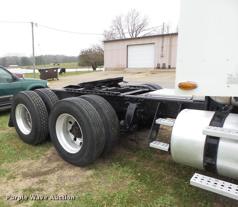 image for item DB9942 2003 Freightliner Columbia semi truck