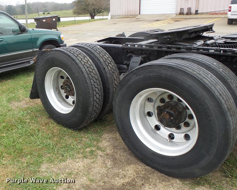 image for item DB9942 2003 Freightliner Columbia semi truck