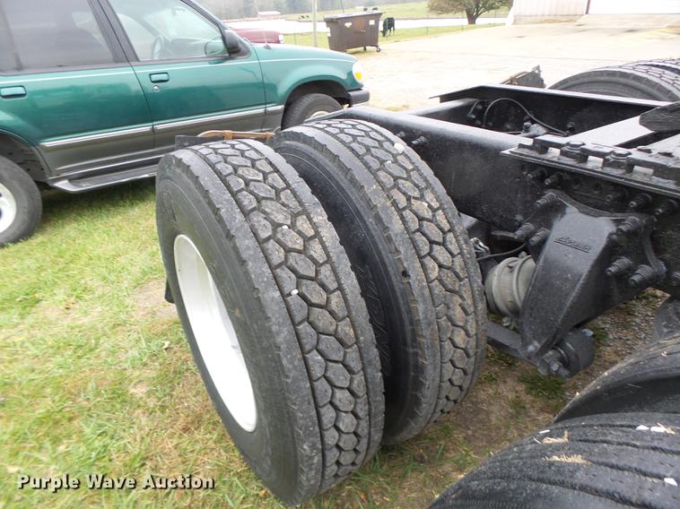 image for item DB9942 2003 Freightliner Columbia semi truck