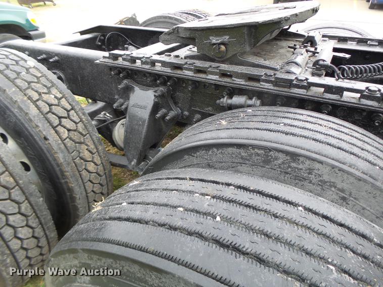 image for item DB9942 2003 Freightliner Columbia semi truck