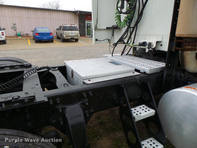 image for item DB9942 2003 Freightliner Columbia semi truck