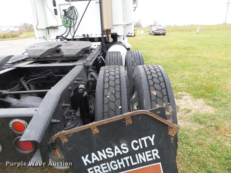 image for item DB9942 2003 Freightliner Columbia semi truck