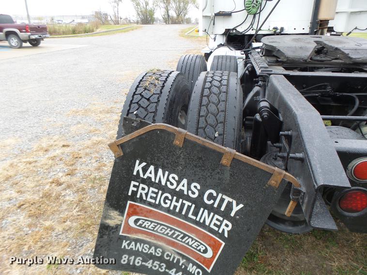 image for item DB9942 2003 Freightliner Columbia semi truck