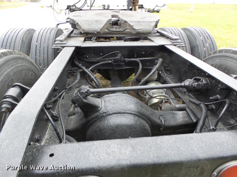 image for item DB9942 2003 Freightliner Columbia semi truck