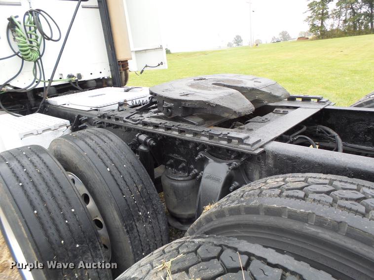 image for item DB9942 2003 Freightliner Columbia semi truck