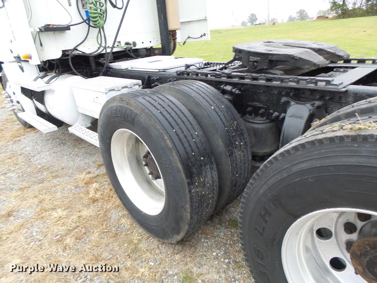 image for item DB9942 2003 Freightliner Columbia semi truck