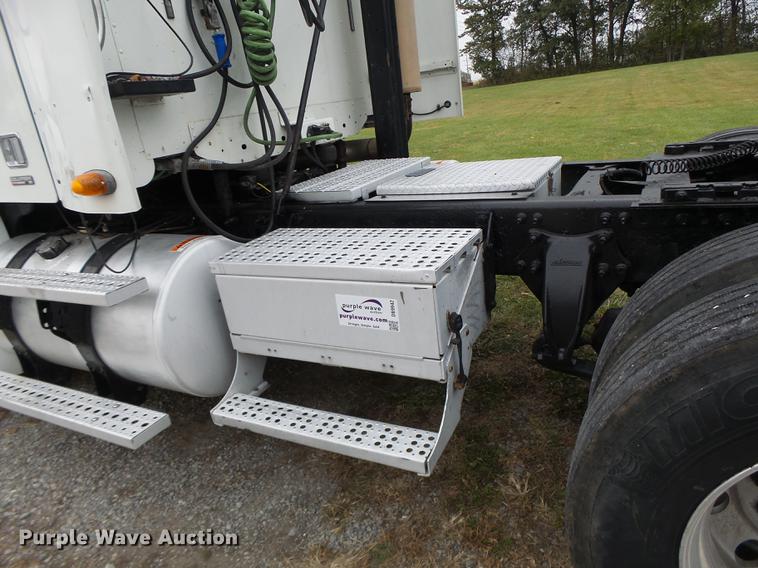 image for item DB9942 2003 Freightliner Columbia semi truck