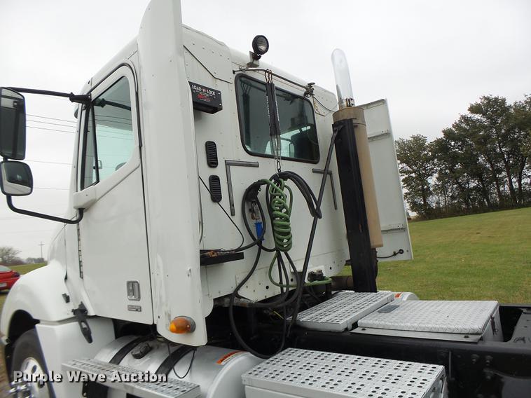 image for item DB9942 2003 Freightliner Columbia semi truck