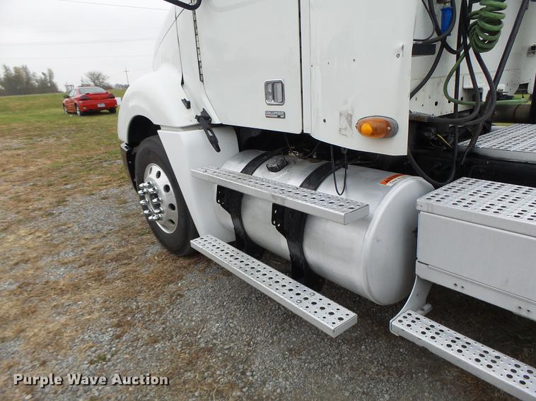 image for item DB9942 2003 Freightliner Columbia semi truck