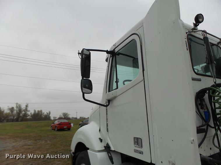 image for item DB9942 2003 Freightliner Columbia semi truck